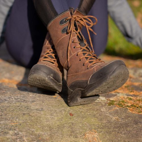 BARN BUSTER: Equinavia Women's Louisa Thinsulate Short Boots - 7.5 - Brown
